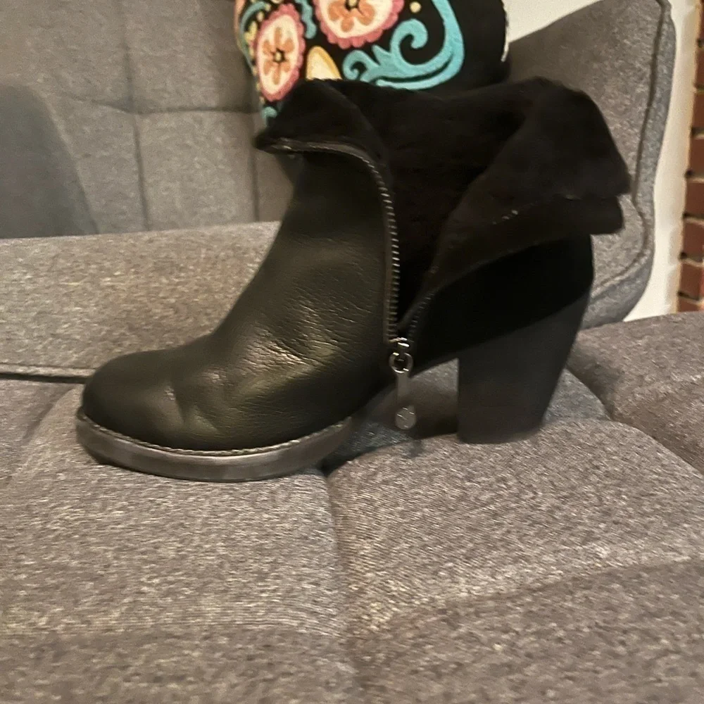 EMU Australia black leather/suede bootie with shearling lining with side zipper